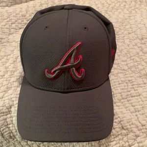 Atlanta Braves dark gray fitted cap never worn